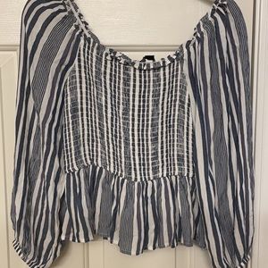 3/4 length sleeve crop shirt.